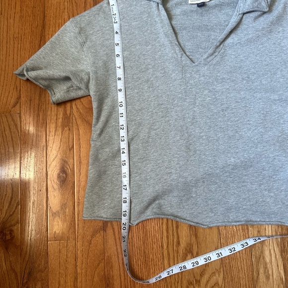 Women’s Gray V-Neck Crop Top Short Sleeve  Sweatshirt Size Small - Picture 6 of 6